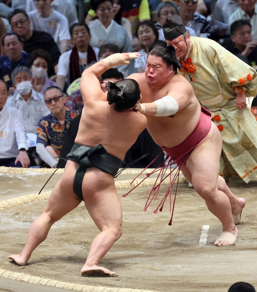 Midorifuji Topples Flying Monkey Tobizaru to Stay in Sole Lead at Spring  Basho