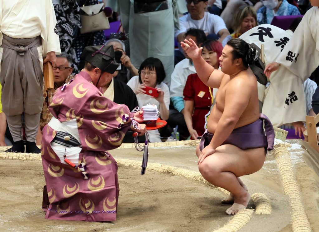 Midorifuji Topples Flying Monkey Tobizaru to Stay in Sole Lead at Spring  Basho