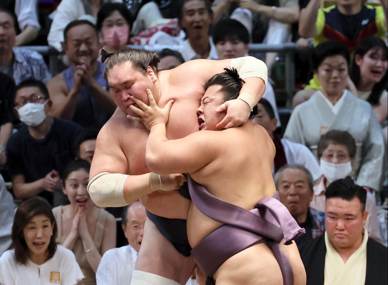 Midorifuji Topples Flying Monkey Tobizaru to Stay in Sole Lead at Spring  Basho