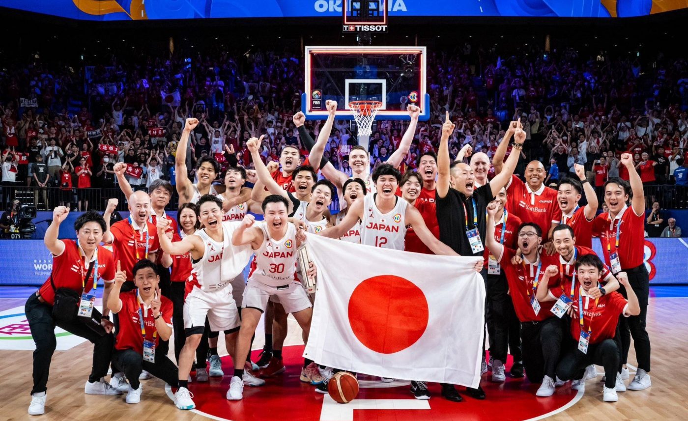 Players of the Ryukyu Golden Kings cerebrates after defeating the News  Photo - Getty Images