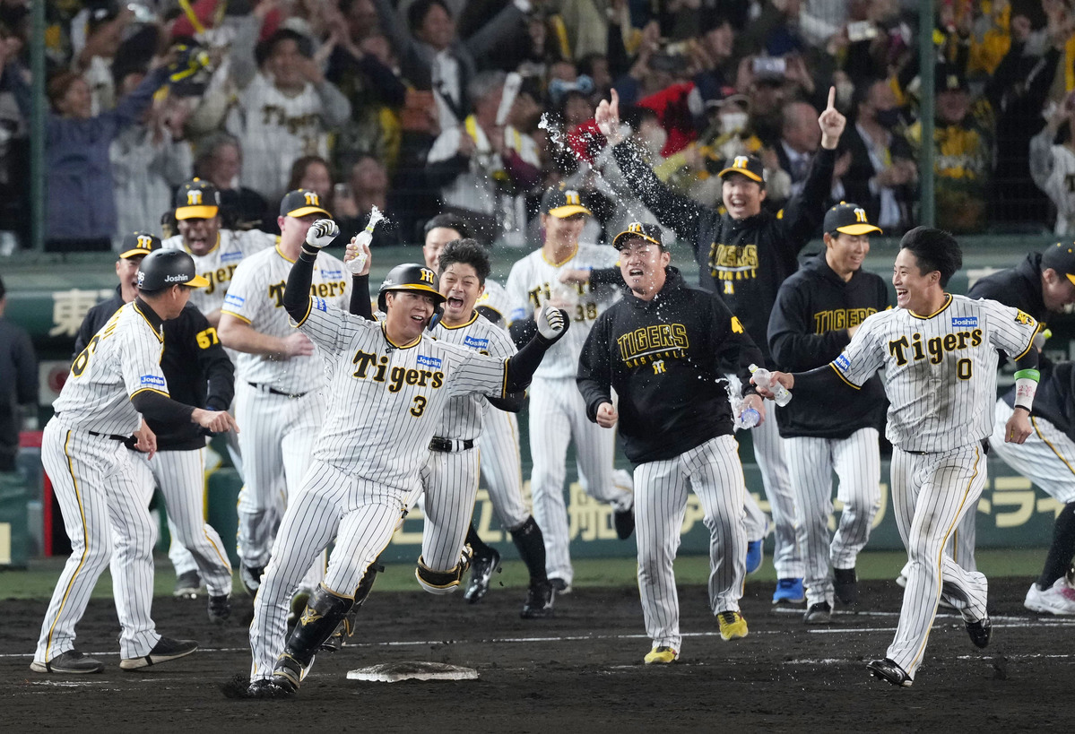 Yusuke Oyama's Walk-Off Single Lifts Hanshin Over Orix in Game 4 of ...